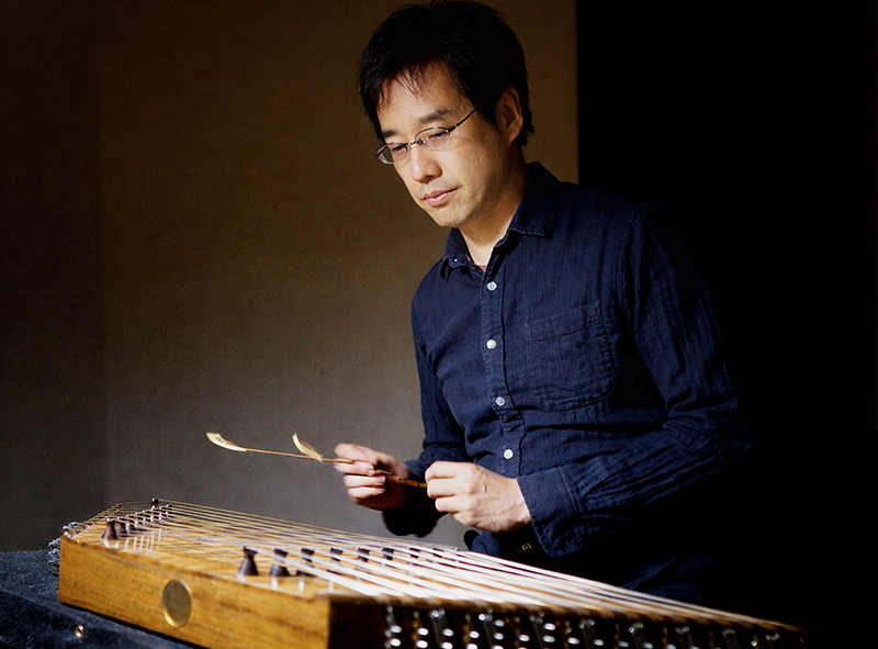 イランの民族楽器サントゥールを演奏する　谷正人氏