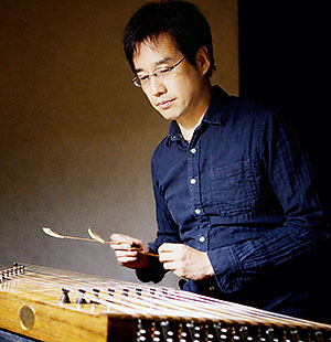 イランの民族楽器サントゥールを演奏する 谷正人氏：中外日報