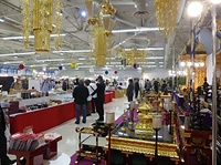 圧倒的な品ぞろえで寺院にまつわる商品を展示即売する（過去の展示会）