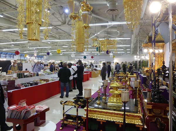 圧倒的な品ぞろえで寺院にまつわる商品を展示即売する（過去の展示会）