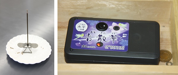 お線香クリップ㊧、賽銭箱に入る音散華㊨