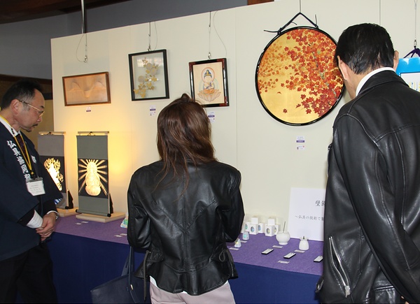 京仏ソムリエの作品に見入る入場者