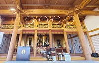 群馬・西福寺本堂で活用される平面波スピーカー「TELLER」（白丸点線内）