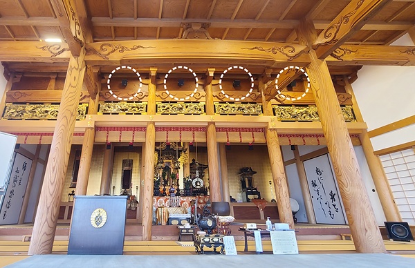 群馬・西福寺本堂で活用される平面波スピーカー「TELLER」（白丸点線内）