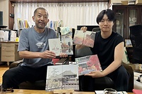 御朱印帳を手にする小笹代表㊧と息子で営業担当の源就氏