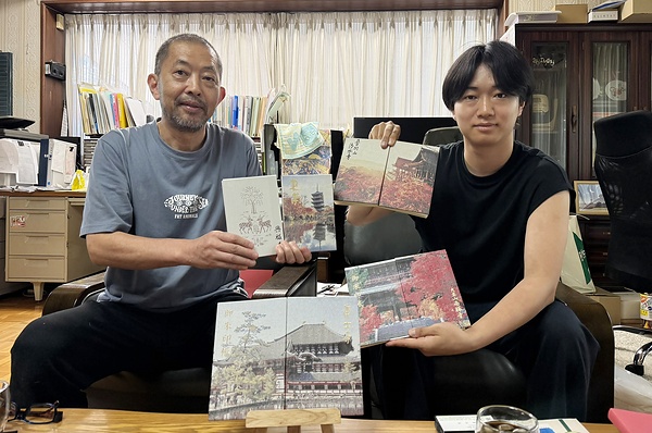 御朱印帳を手にする小笹代表㊧と息子で営業担当の源就氏