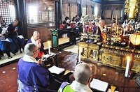 圓教寺独自の文面を入れた如意輪講式を一体となって唱える僧侶、参列者ら