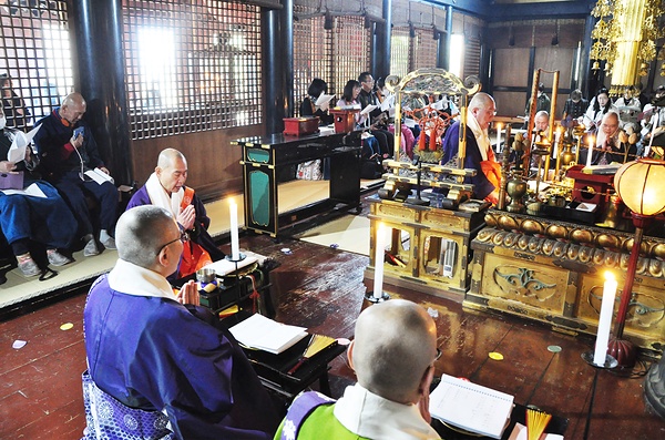 圓教寺独自の文面を入れた如意輪講式を一体となって唱える僧侶、参列者ら