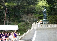 日蓮聖人像前で営まれた記念法要