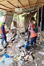 被災した家屋を片付ける本願寺派職員