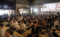 總持寺の大祖堂で坐禅する参加者
