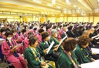 奉詠大会に全国各地64支部の講員が参加、声を一つに御詠歌を唱える