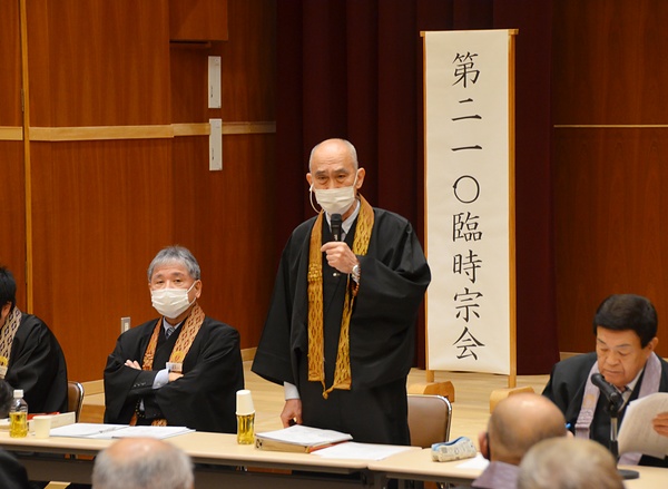 全員協議会で所信表明を行う八木総長