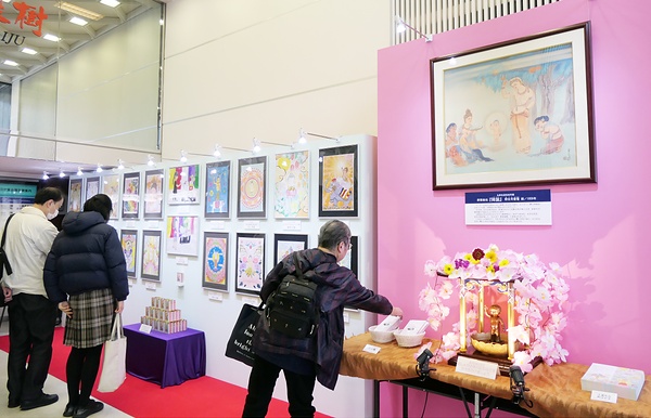 花まつりデザイン入選作が展示された仏教伝道センタービルのロビー