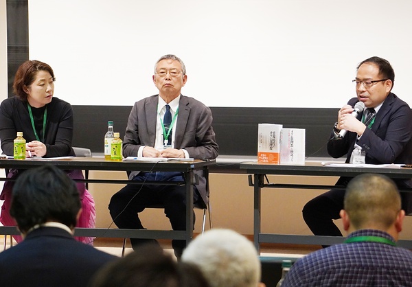 オウム事件研究の今後の課題が論じられたシンポ（右から塚田氏、藤田氏、井上氏）