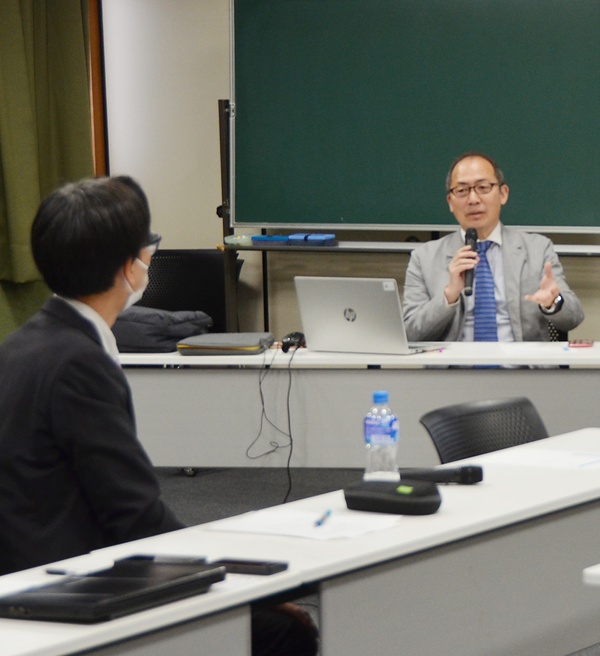 出席者と意見交換する木越教授