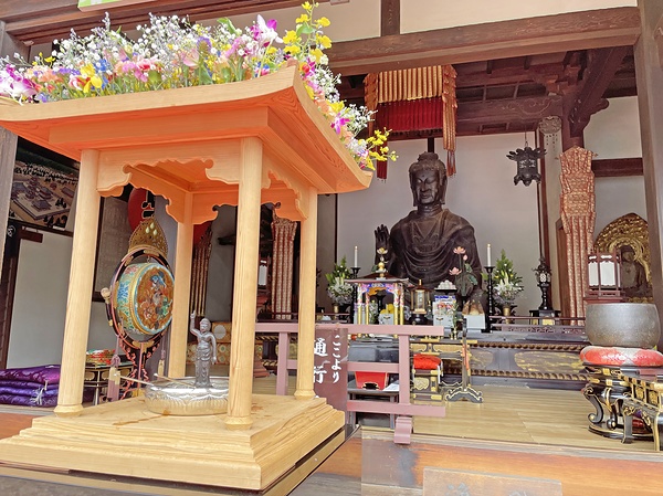 境内に設けられた花御堂（昨年）。奥は本尊＝飛鳥寺提供