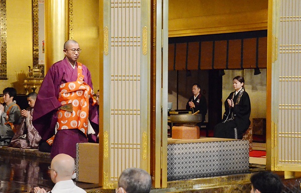 1日午後の了明尼公650回忌法要に興正派の華園嗣法㊨が参拝した。左側正面は佛光寺派の渋谷門主
