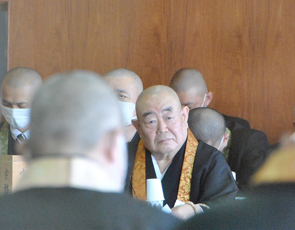 各議員の通告質問に聞き入る細野宗務総長