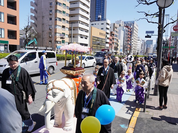 地域住民らが見守る中、約1㌔の距離を練り歩く稚児ら