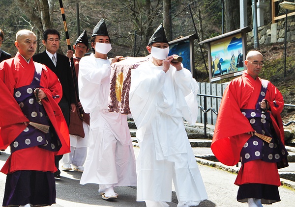 根本中堂に向かう御衣を納めた唐櫃と行列