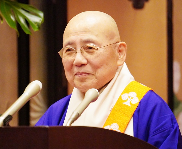 「気楽におおらかに」とほほ笑む川名法主