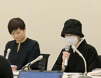 記者会見で質問に答える叡敦氏㊨と佐藤弁護士