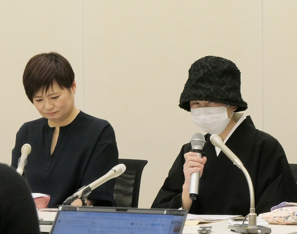 記者会見で質問に答える叡敦氏㊨と佐藤弁護士