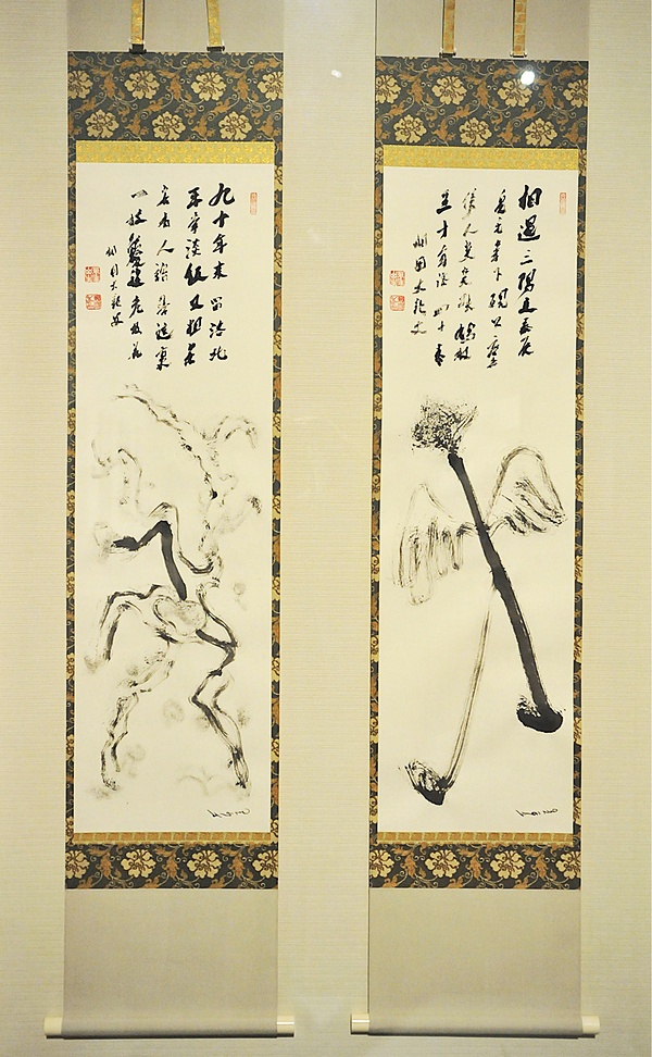 二対の令和の詩画軸