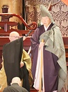 須弥壇上で修行僧と問答する石附周行貫首