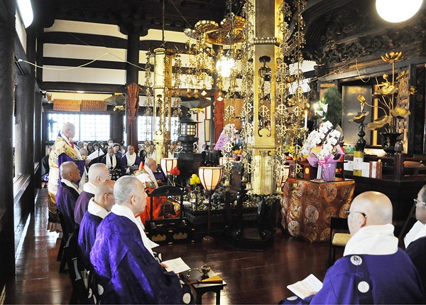記念法要で慶讃文を読み上げる森住職