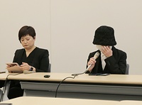 審判結果について話し目頭を押さえる叡敦氏㊨と佐藤弁護士