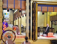 佛光寺派の渋谷門主㊨が参拝して営まれた第9世了明尼公650回忌法要。㊧は華園門主
