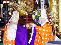 大川前管長が奥村新管長㊨に日什大正師御染筆の「諷誦章」を親授した