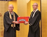 深沙王堂磬を手にする深大寺の張堂住職㊨と善勝寺の川久保住職