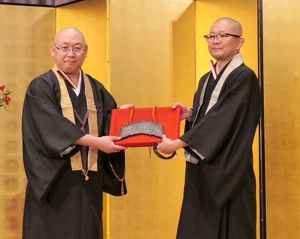 深沙王堂磬を手にする深大寺の張堂住職㊨と善勝寺の川久保住職