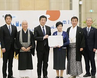 協定を交わした佐原理事長（中央左）と小池知事