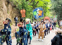 華やかな装束でにぎやかに参道を練る約400人の大行列