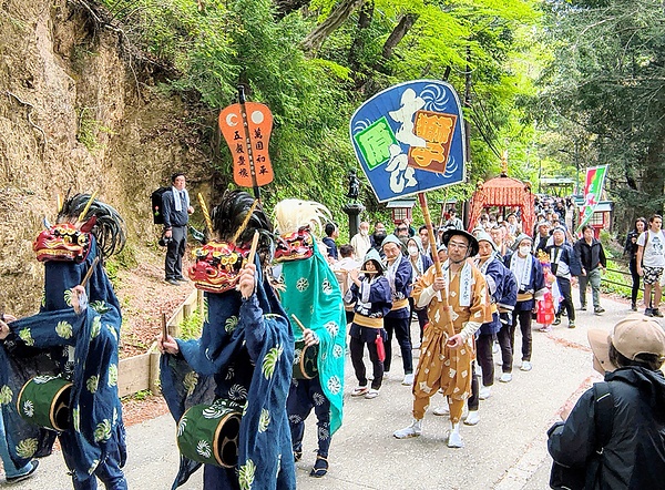 華やかな装束でにぎやかに参道を練る約400人の大行列