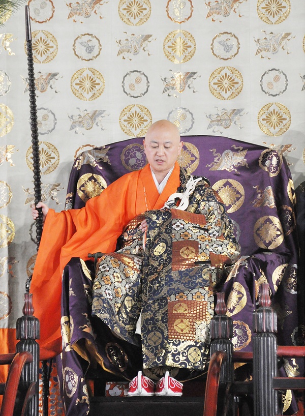 須弥壇上で拈提を唱える岩村師家