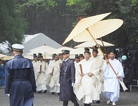 内宮正宮奉拝を終え五丈殿に向かう神宮式年造営庁総裁の久邇朝尊・神宮大宮司ら