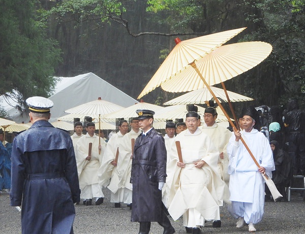 内宮正宮奉拝を終え五丈殿に向かう神宮式年造営庁総裁の久邇朝尊・神宮大宮司ら