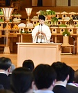 「世界の平和実現に向けて、現実的に動く始まりの年となるよう念願している」と語る出口教主
