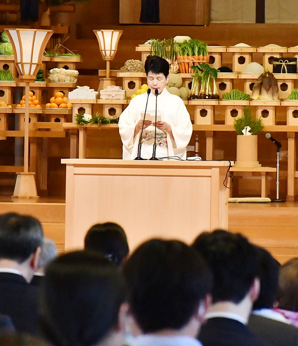 「世界の平和実現に向けて、現実的に動く始まりの年となるよう念願している」と語る出口教主