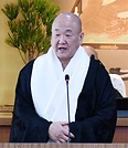 13日の宗会で挨拶する今川宗務総長