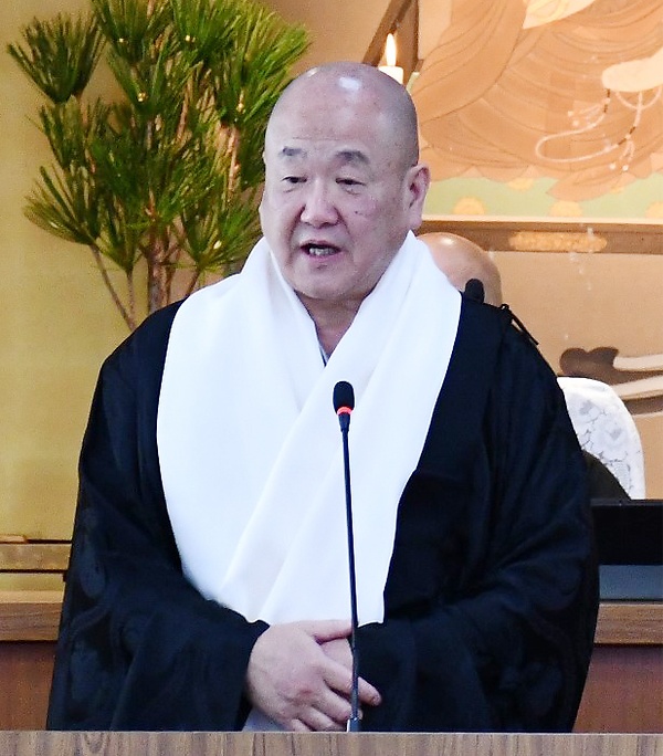 13日の宗会で挨拶する今川宗務総長
