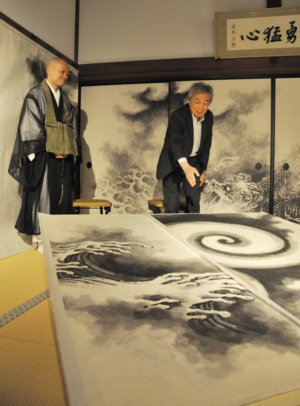 新たに奉納した障壁画を解説する細川氏と松山住職