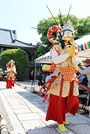 参詣者は間近で菩薩を拝んだ