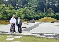 春日宮曼荼羅をモデルとした「神庭」を花山院宮司㊧の発案で尼﨑氏が作庭した