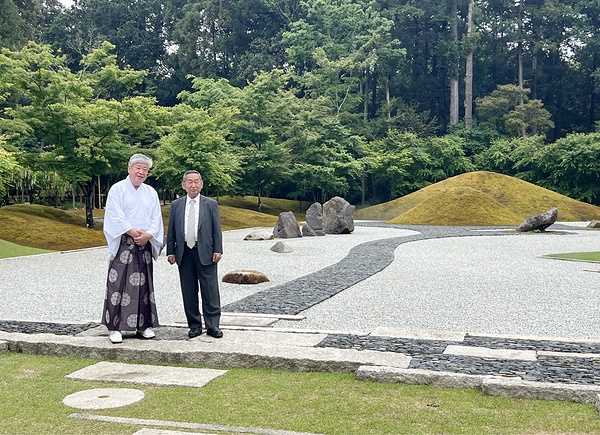春日宮曼荼羅をモデルとした「神庭」を花山院宮司㊧の発案で尼﨑氏が作庭した